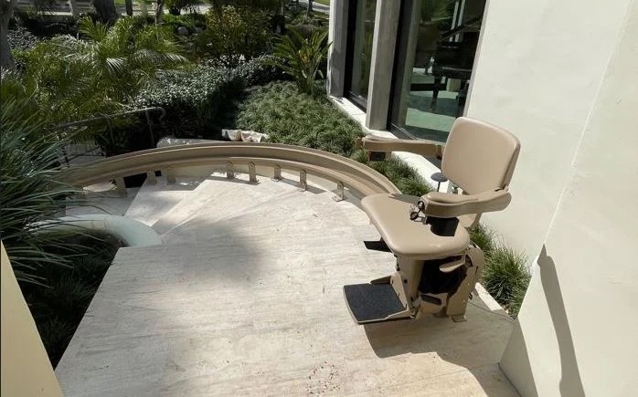 Bruno-Elite-outdoor-curved-stairlift